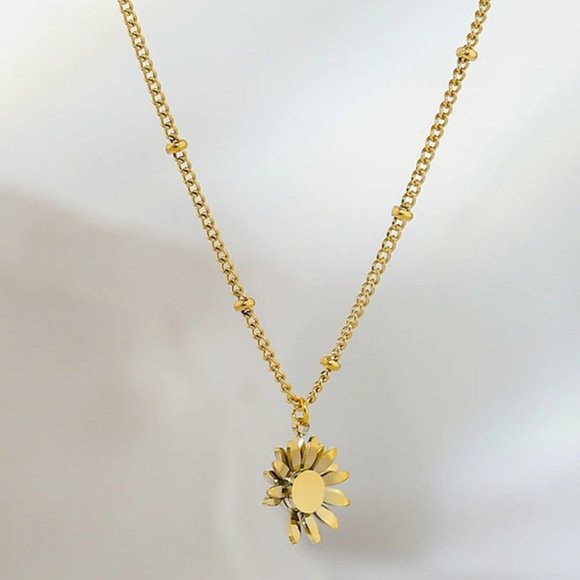 New 18K Gold Plated Daisy Diamond Necklace - Picture 4 of 6